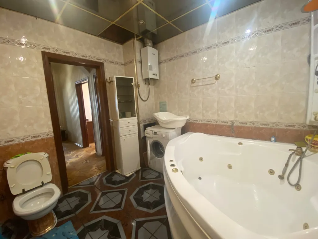 Розовая комната с персональным компьютером