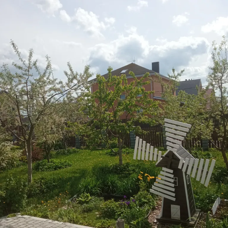 Коттедж с видом на сад