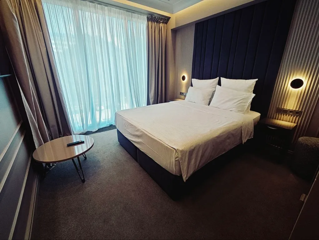 Двухкомнатный номер в отеле 4* "Моне"