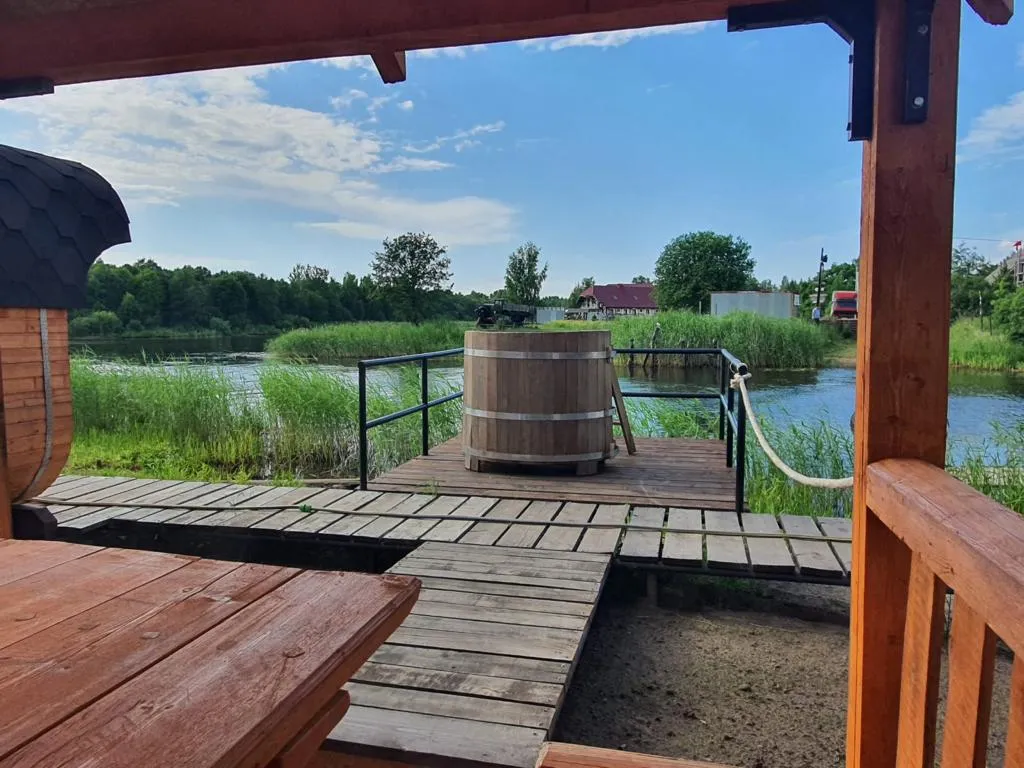 Дом с террасой на берегу реки Кобонка