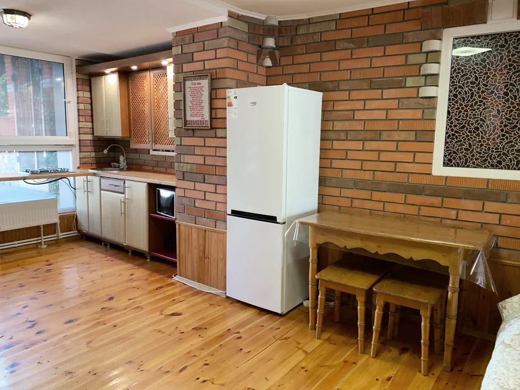 Коттедж Добротный кирпичный дом со своим двором в усадьбе Можжевеловый дворик — Айвовое