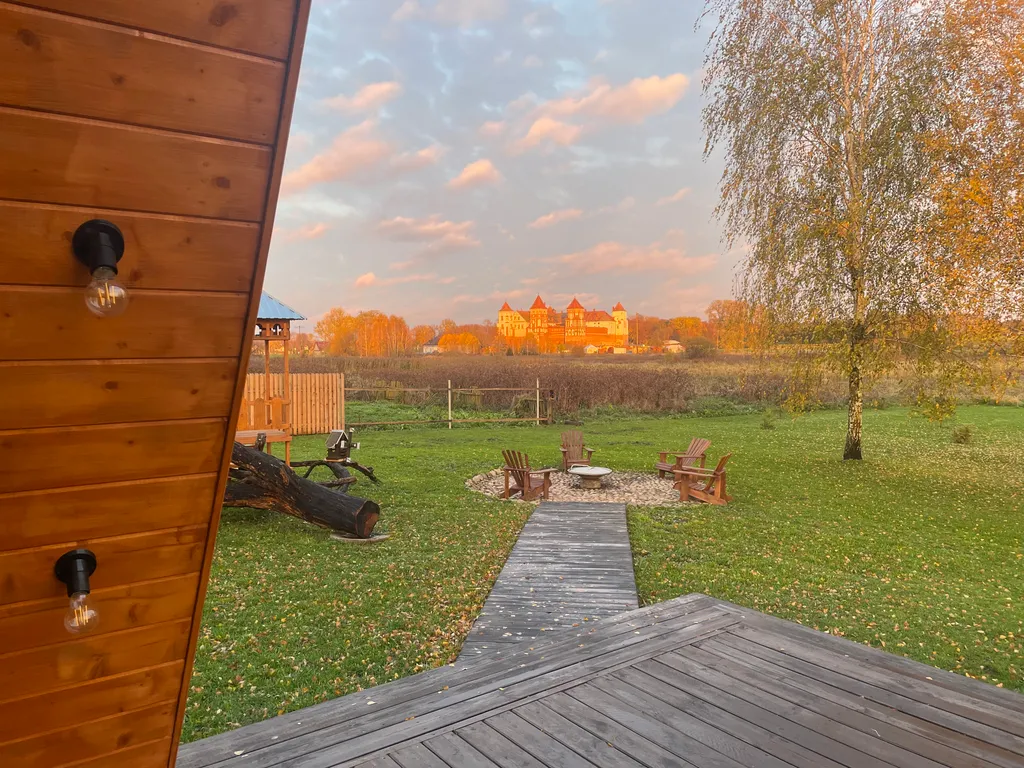 Дом А фрейм с видом на Мирский замок