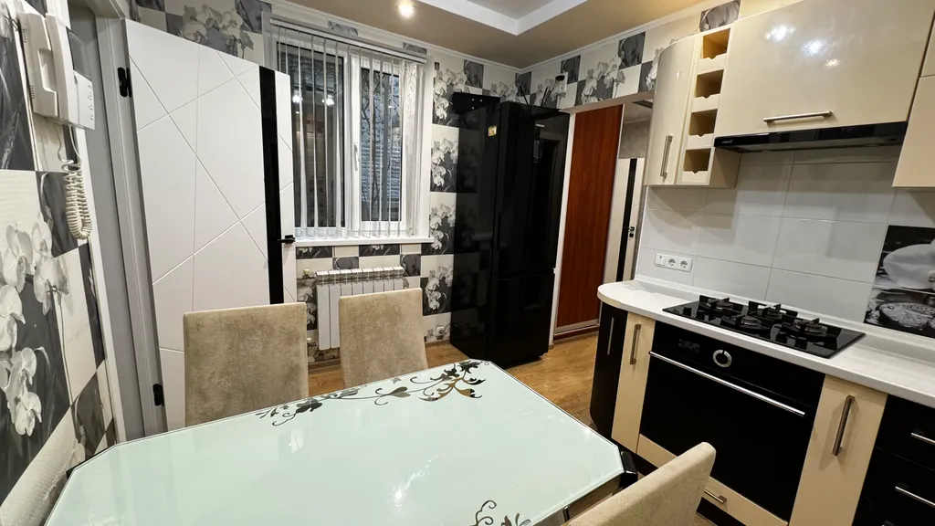 Коттедж с двориком и гаражом