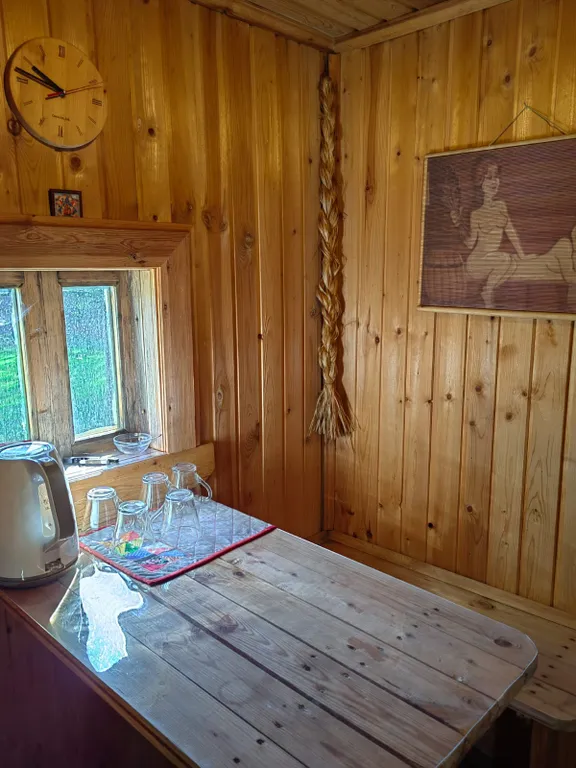 Красивый дом с камином на берегу живописной реки