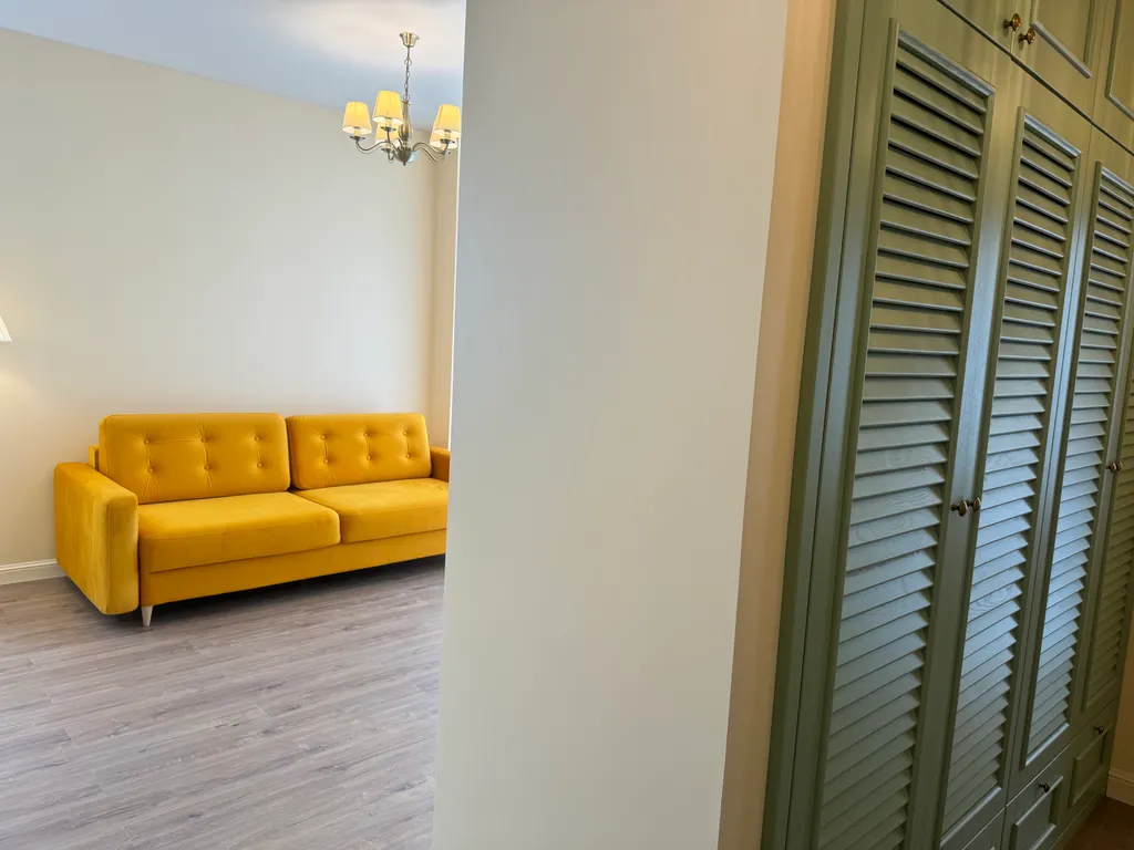 Солнечная квартира с мебелью из натурального дерева, рядом с морем