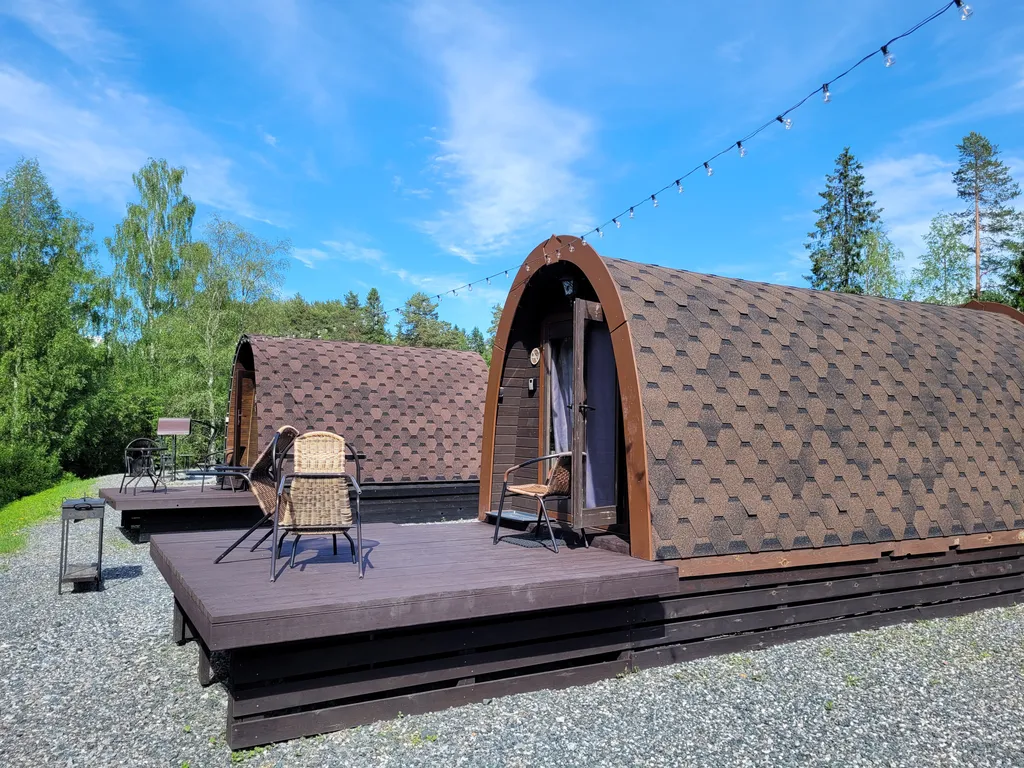 Арочный домик на краю леса с торцевым входом