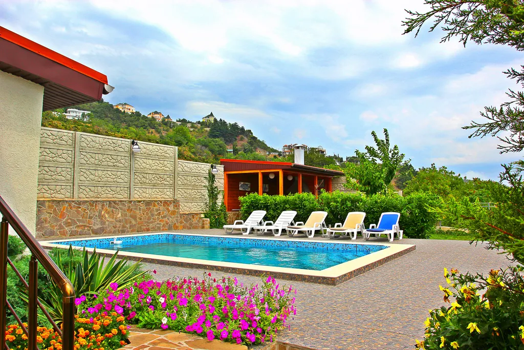 Дом с бассейном