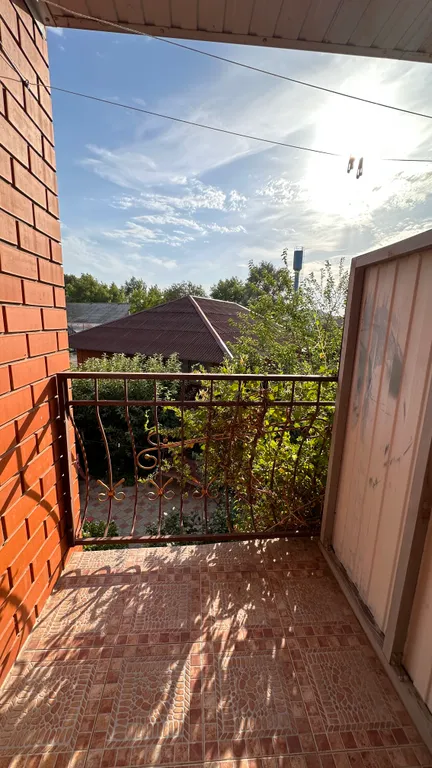 Благоустроенная комната в коттедже с балконом