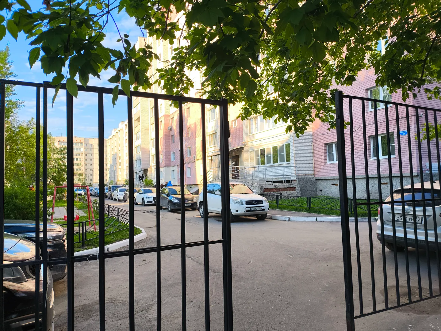 Закрытая территория дома