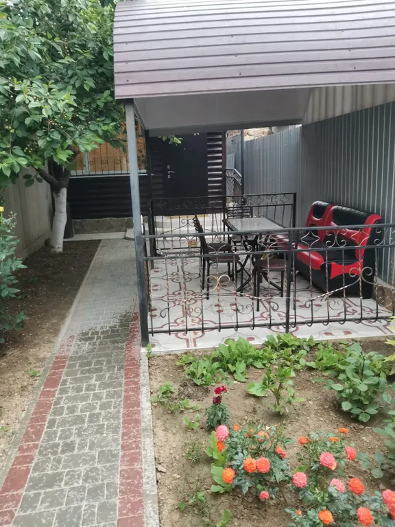 Дом с беседкой