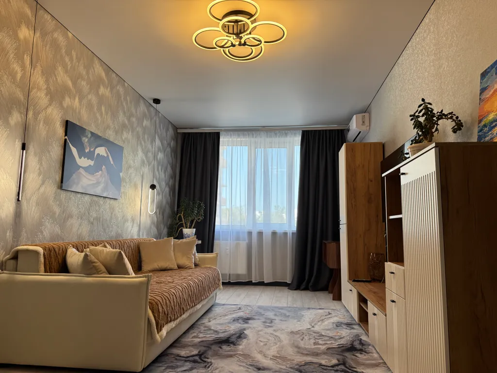 Современная квартира в центре города рядом с морем