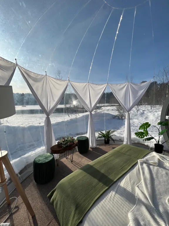 Сфера на берегу частного озера