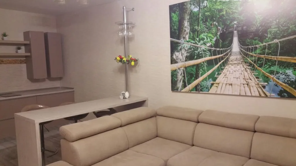 Просторная и комфортабельная евродвушка с балдахином над кроватью