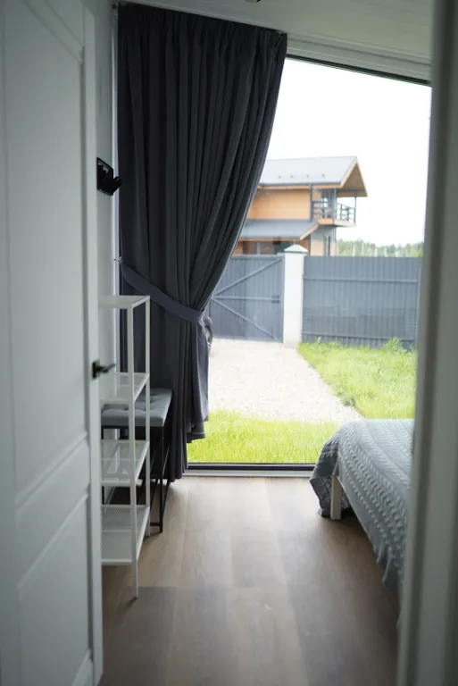 Домик на Новогодние праздники с панорамными окнами в лесу