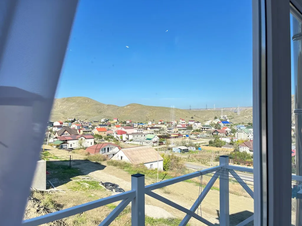 Студия с видом на горы и балконом