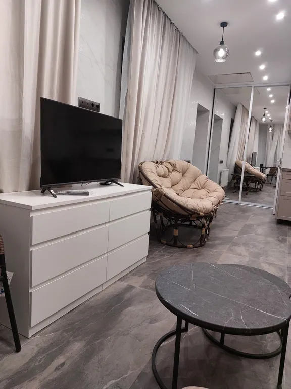 Домик в деревне в окружении леса