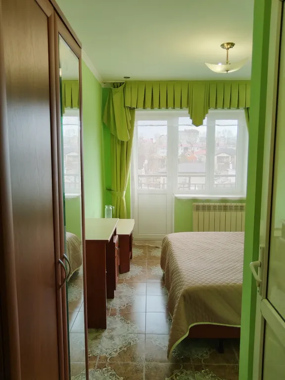 Квартира Квартира Двухместный номер с балконом в гостевом доме "Легенда" с бассейном. — Анапа