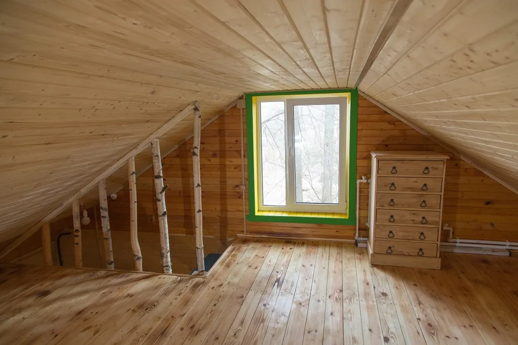 Жёлтый домик с панорамными окнами на берегу реки