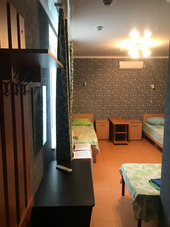 Трехместный светлый номер с раздельными кроватями со всем необходимым