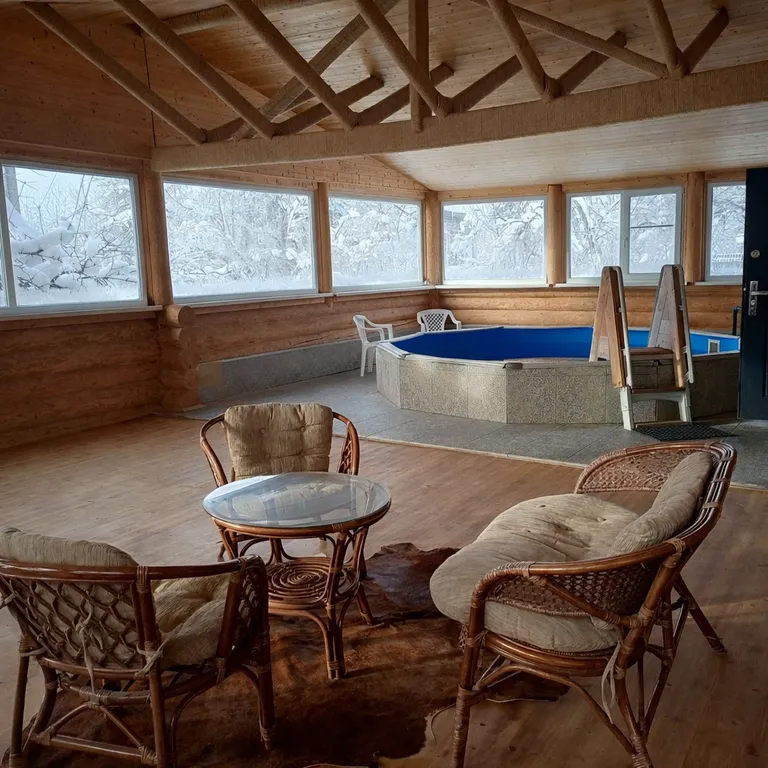 Коттедж с баней и бассейном - купелью на 8 человека Леноблости