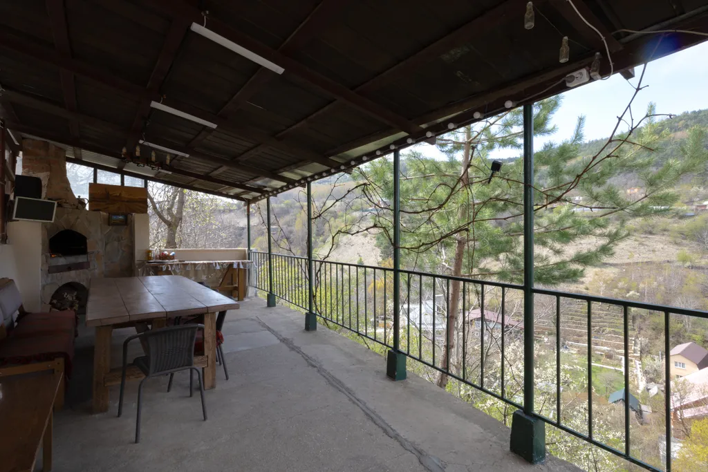 Уютный дом с видом на ущелье