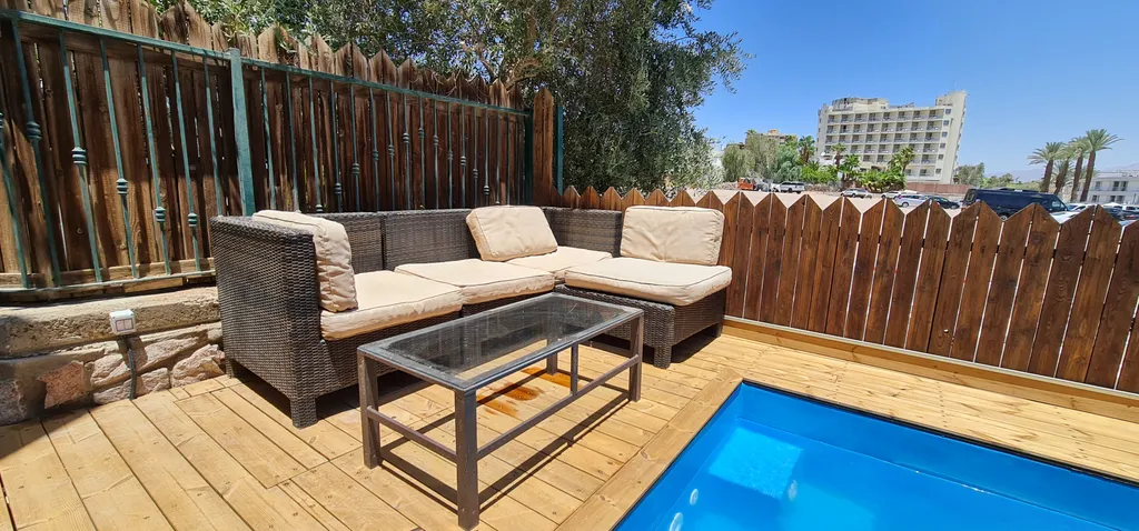 Квартира с чястном бассейном