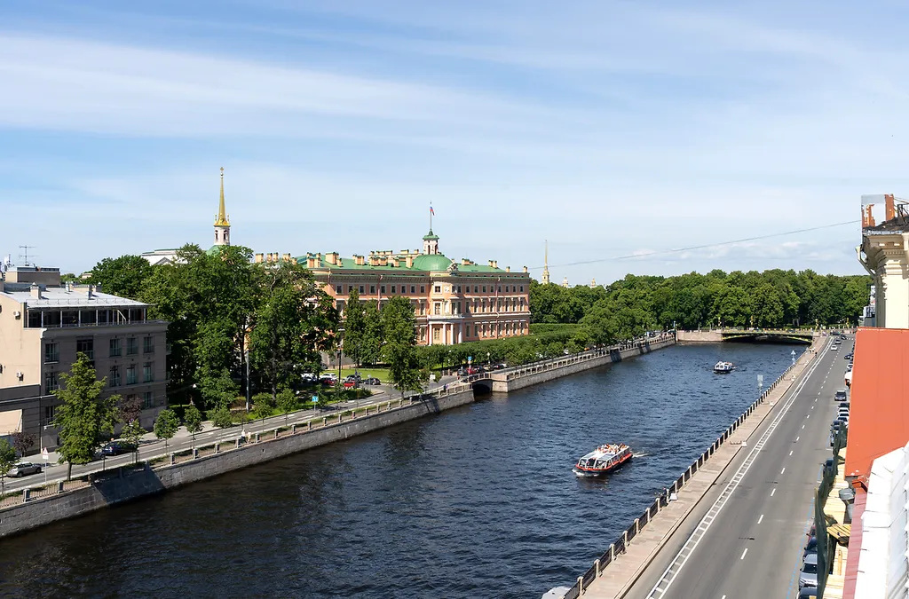 Потрясающая Mанcаpдa c тpемя бaлконaми и видом нa Фoнтанку