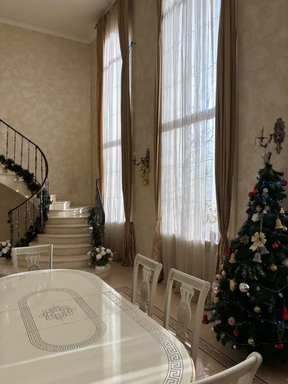 Дом с бассейном