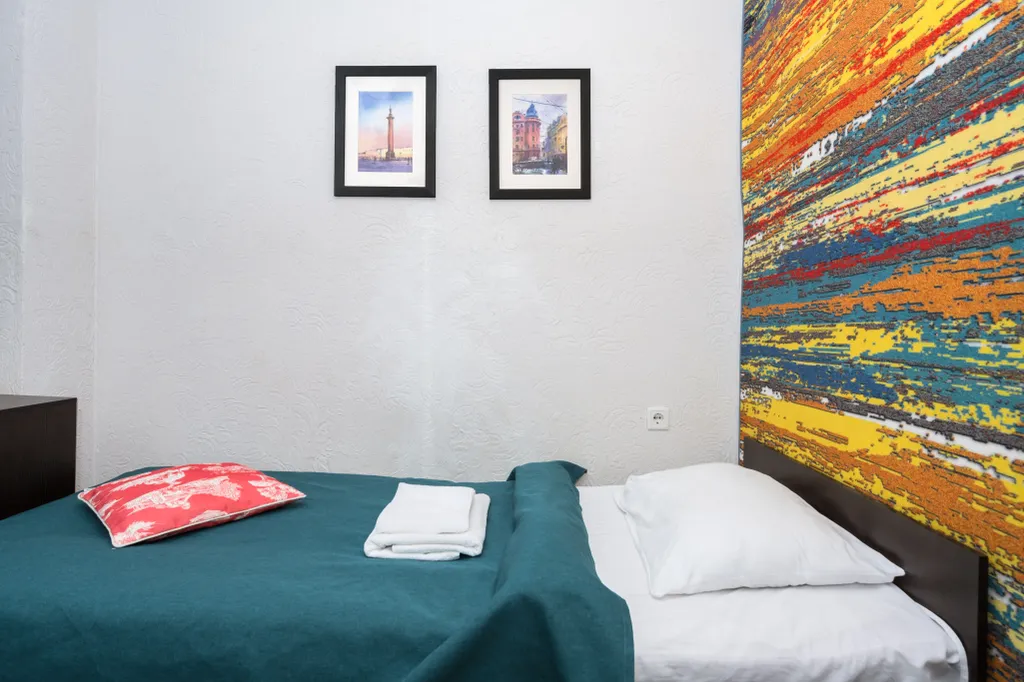 Комната-эконом со своим санузлом и двумя кроватями у зоопарка