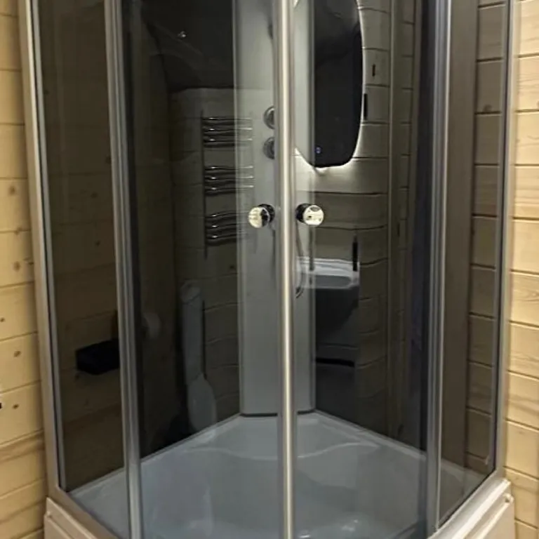 Средний дом в лесу, с видом на горы