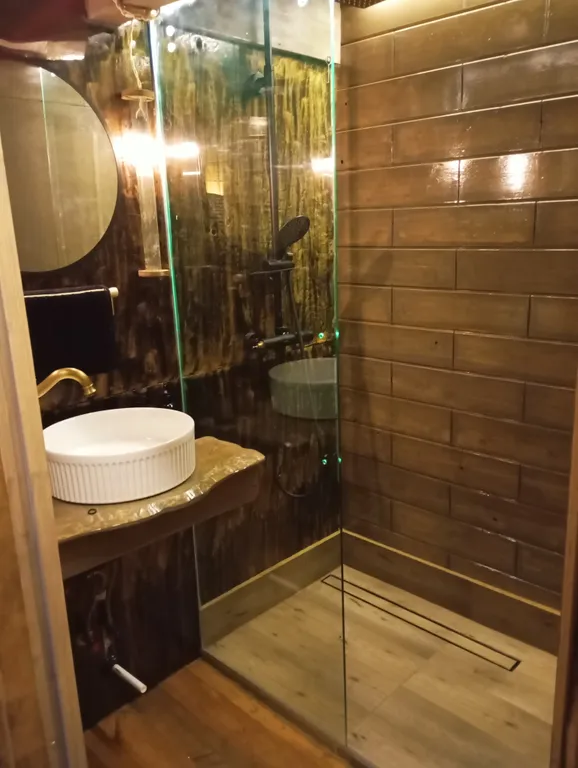 Изба с уютом детства, деревенский дом с баней и русским бытом