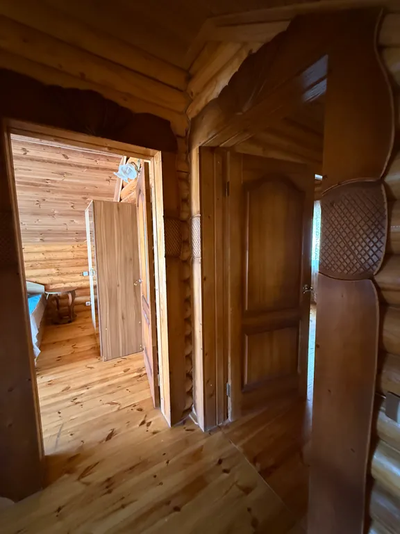 Деревянный домик возле моря