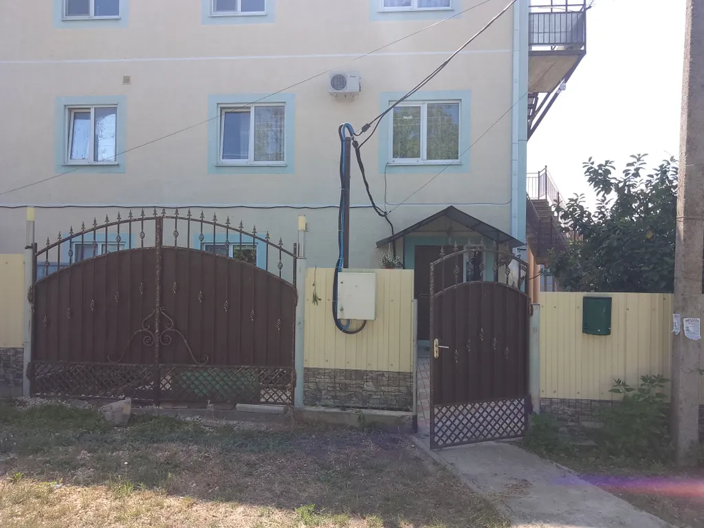 Уютный дом в пригороде с видом на море