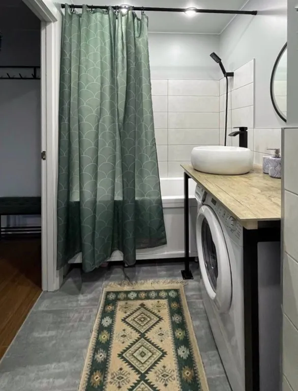 Стильная квартира с синей кухней