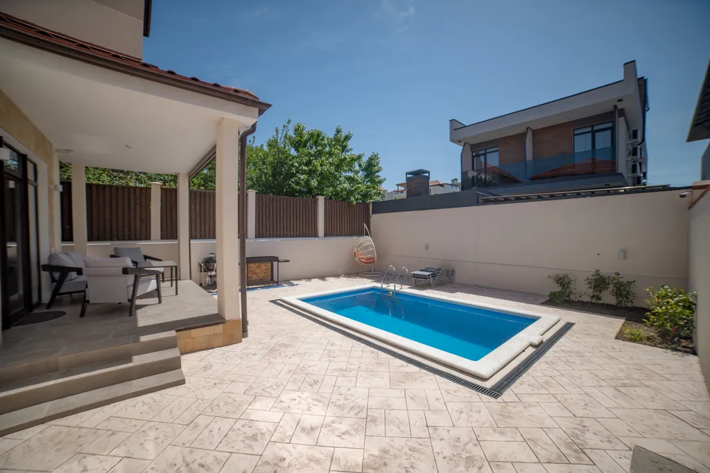 Роскошный дом с бассейном и сауной