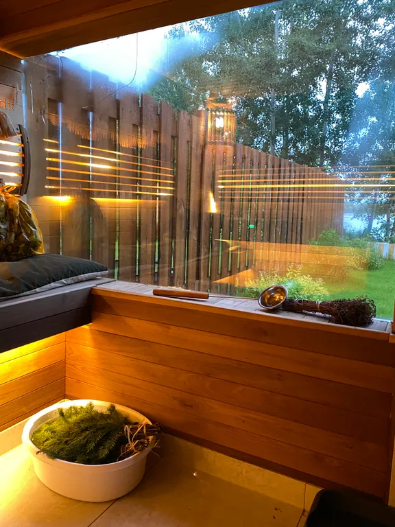 Дом с теплым бассейном на озере