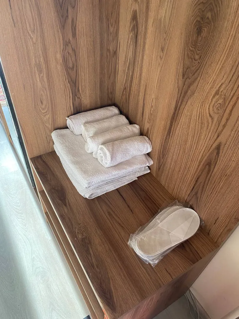 Комплект полотенец и тапочек предоставляются каждому гостю в номере