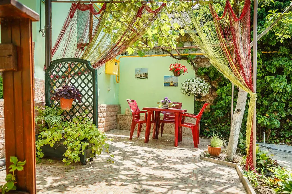 Коттедж с собстенной площадкой для отдыха, мангалом