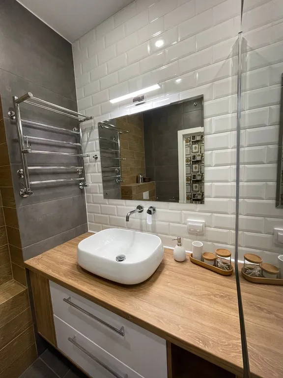 Солнечная стильная евродвушка в новом доме недалеко от центра города