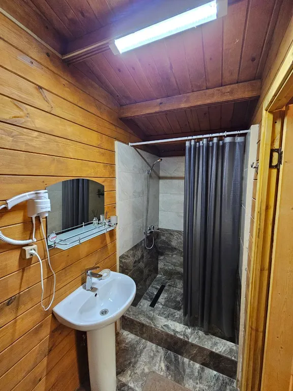 Коттедж Эко домик с парковкой возле горной реки — Гагра