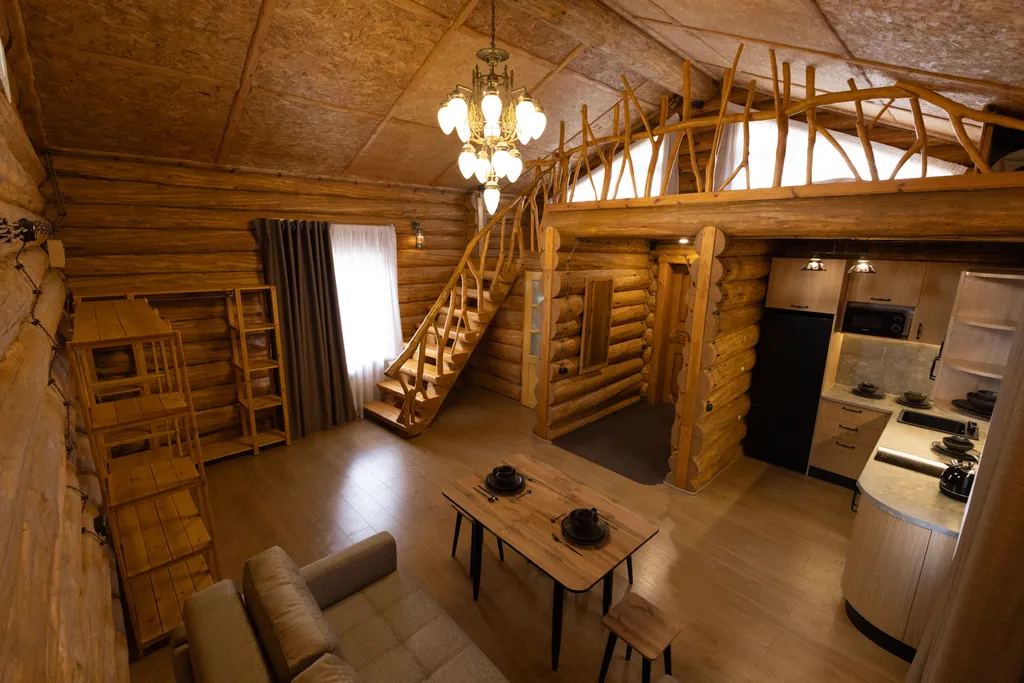 Бревенчатая изба с уникальной отделкой