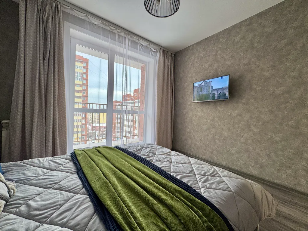 Студия на двоих у Аэропорта с панорамным окном