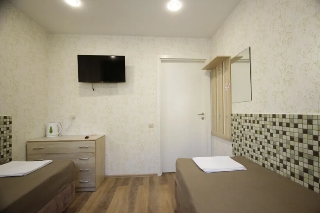 Уютная комната в мини-отеле с 2 кроватями