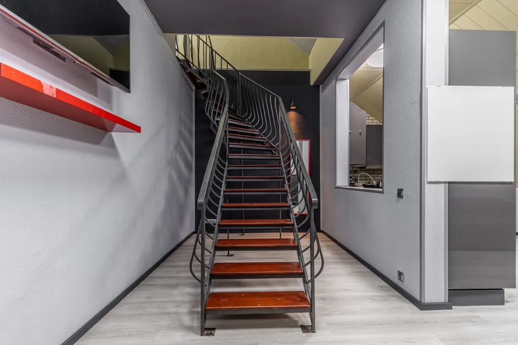 Двухуровневая квартира-студия с отдельной спальней