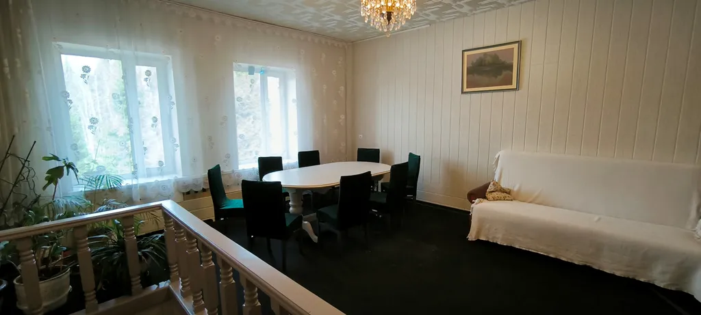 Коттедж у пруда в окружении леса