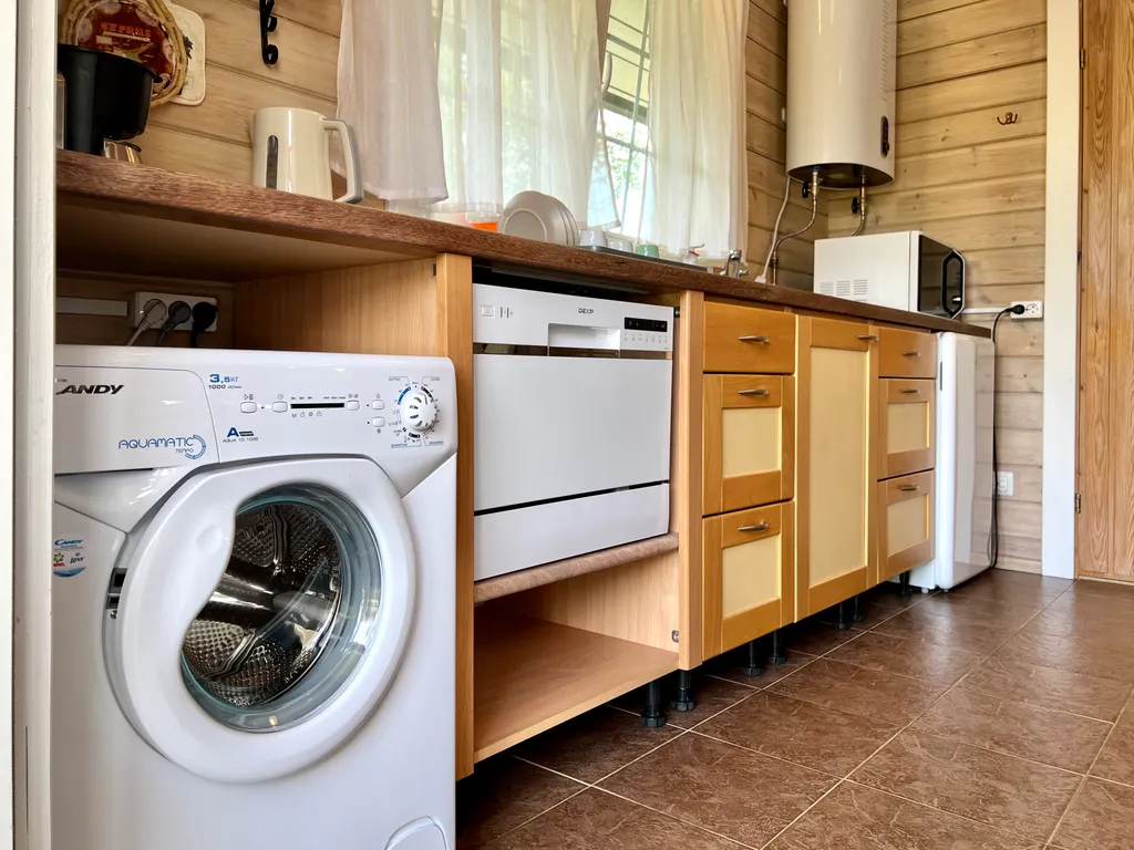 Маленький дом на берегу озера