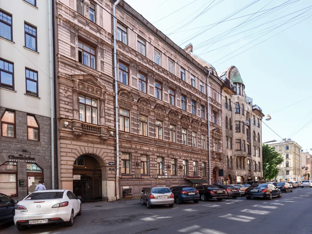 1-комнатная квартира в мраморном стиле с 2 санузлами и видом во двор