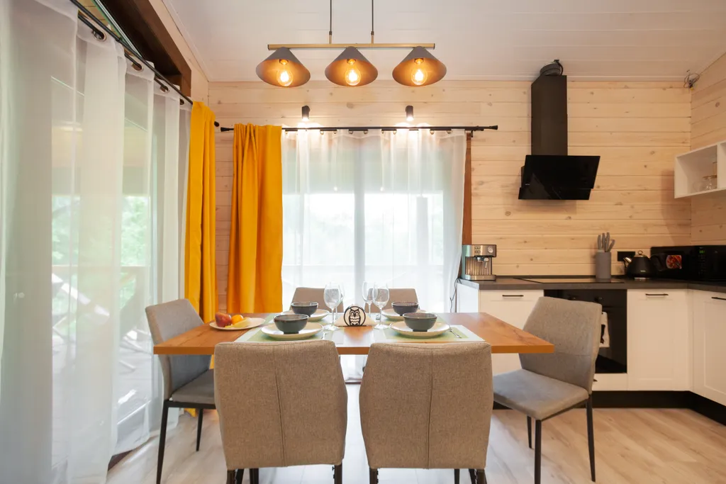 Дом у озера в лесу