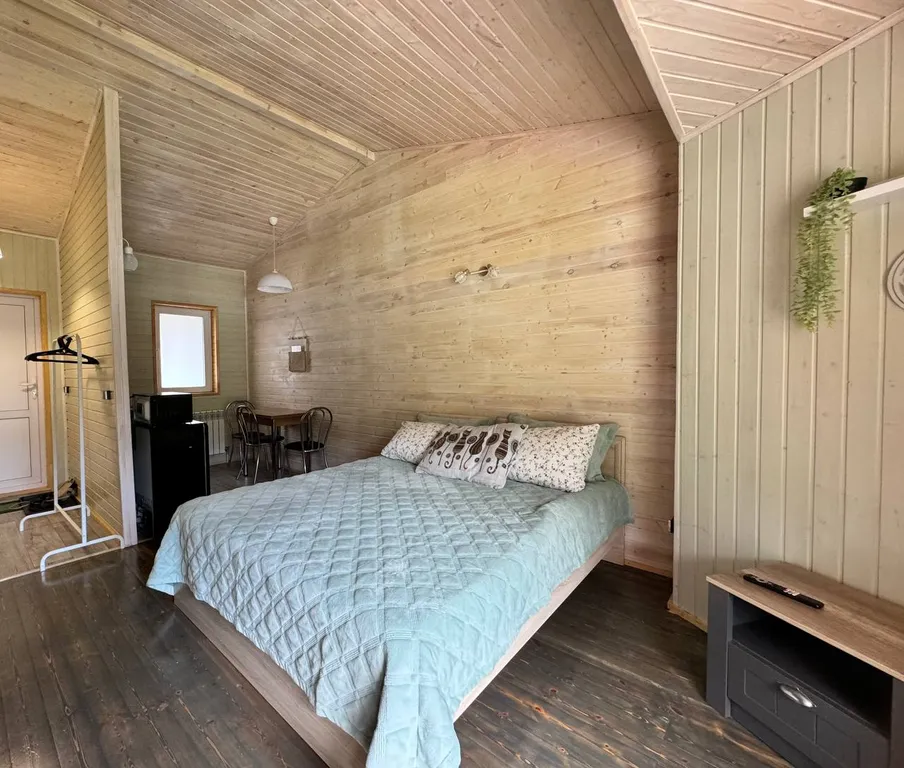 Современная студия на берегу реки