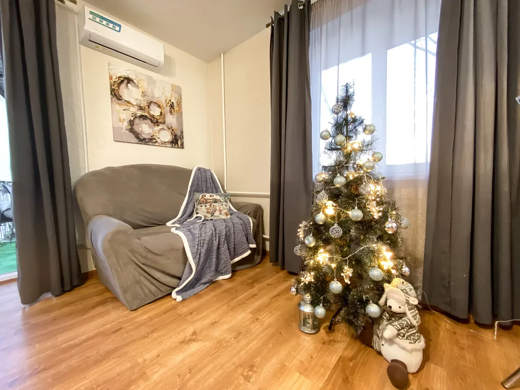 Студия с ёлочкой и балконом в центре города